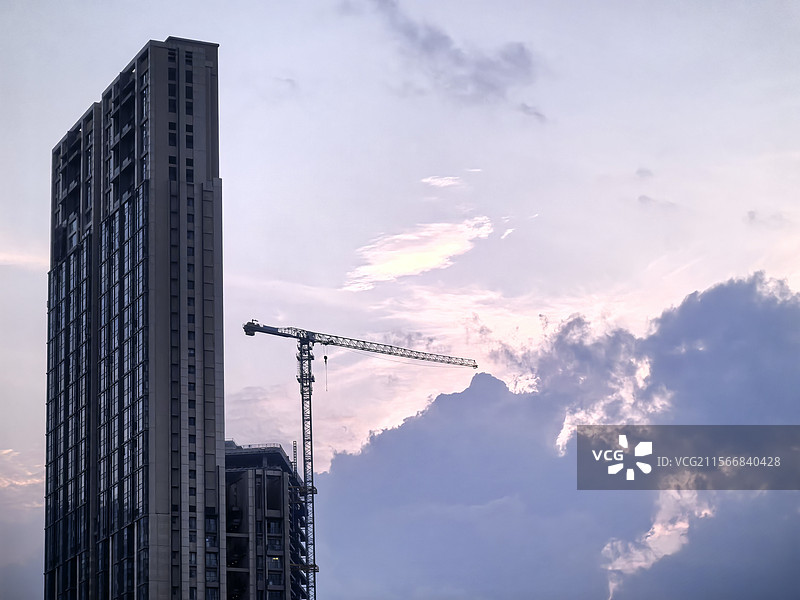 ️塔吊吊起云朵图片素材