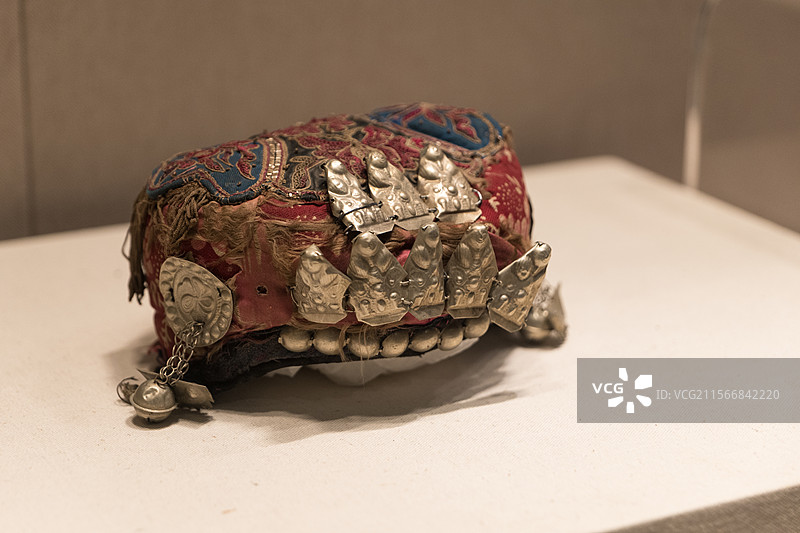 维吾尔服饰-银饰铃铛花帽图片素材