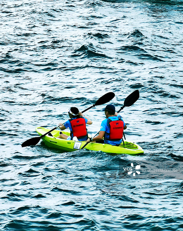 劈浪斩波图片素材