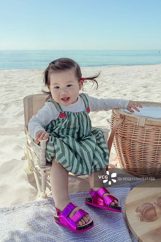 海滩上吃西瓜的一岁小女孩 特写图片素材