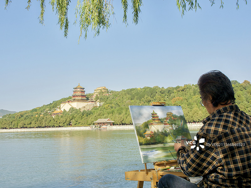 颐和园昆明湖边的画家图片素材