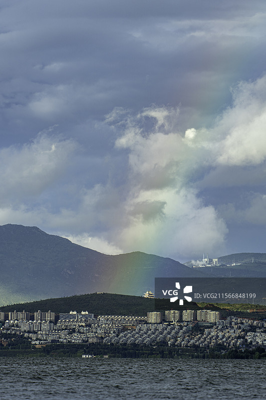 2021年8月29日，云南大理洱海边雨后出现了彩虹图片素材