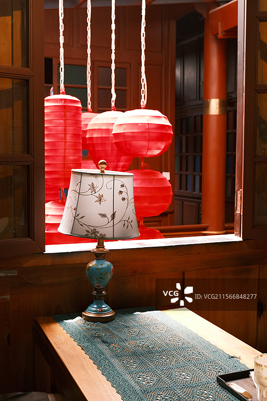中式红灯笼和复古台灯的东方美学空间图片素材