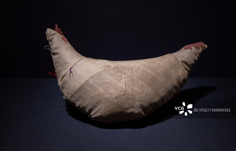 吐鲁番博物馆 晋-唐 阿斯塔那古墓出土 鸡鸣枕图片素材