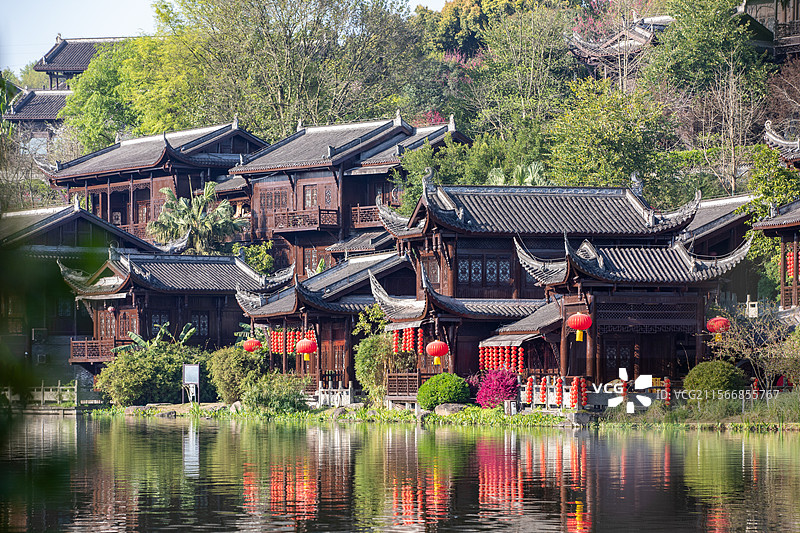 湖畔中式传统建筑图片素材