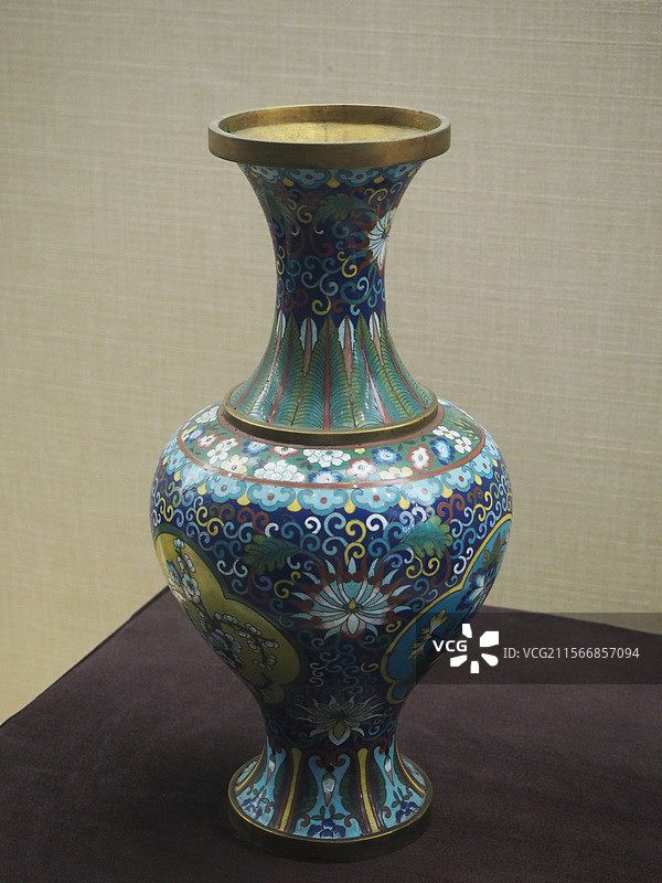 嵌珐琅开光彩花瓶：清宫陈设器，瓶体彩画勾莲、蕉叶、如意云、花卉等图案。 清东陵-裕陵-震撼的遗珍图片素材