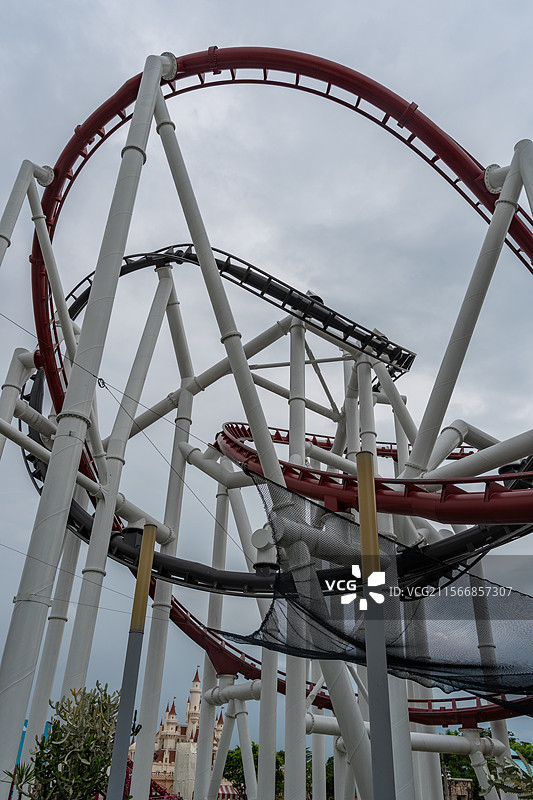 阴天下新加坡环球影城双轨过山车图片素材