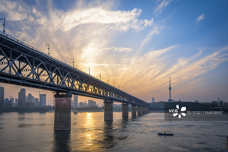 夕阳下的长江大桥图片素材