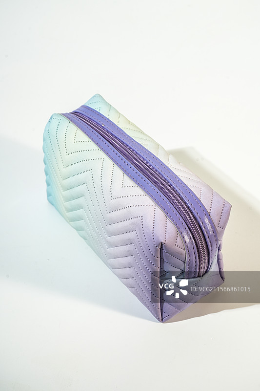 彩色渐变波浪纹化妆包图片素材
