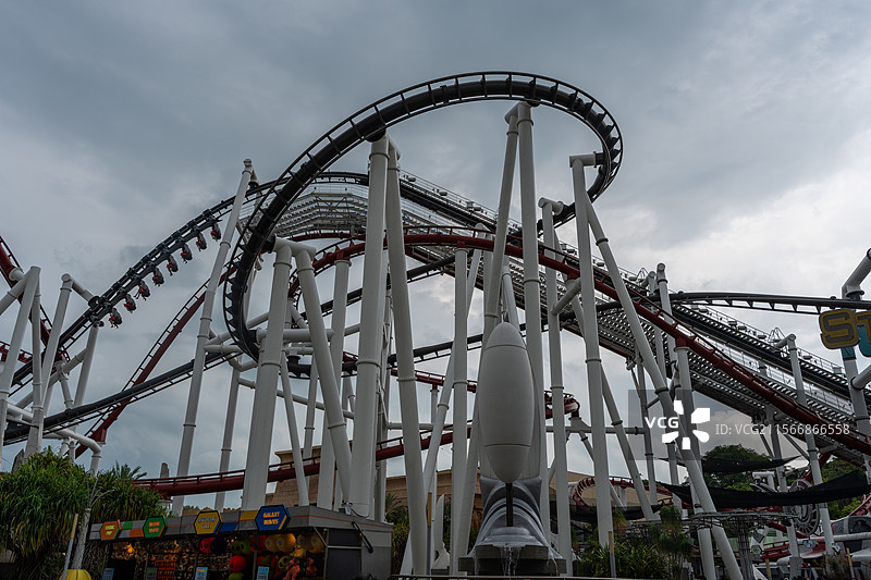 阴天下新加坡环球影城双轨过山车图片素材