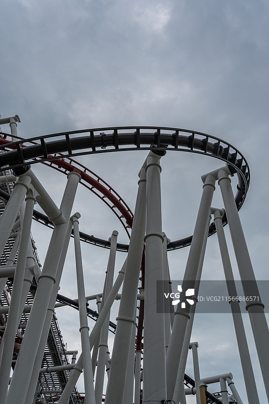 阴天下新加坡环球影城双轨过山车图片素材