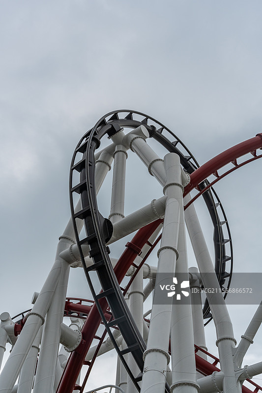 阴天下新加坡环球影城双轨过山车图片素材