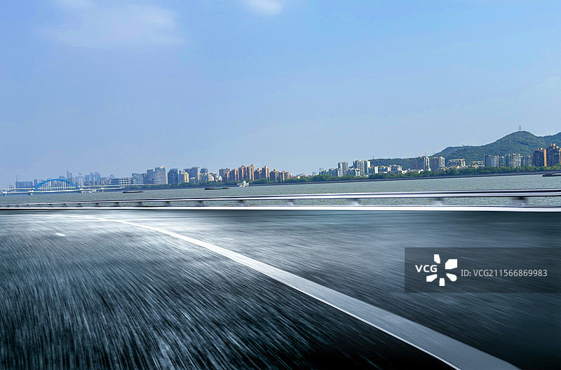 海边高速公路，汽车广告背景图图片素材