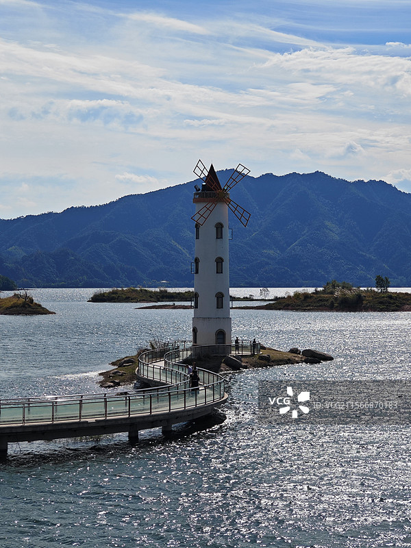 杭州市淳安县千岛湖灯塔，位于啤酒小镇旁波光粼粼的千岛湖风光图片素材