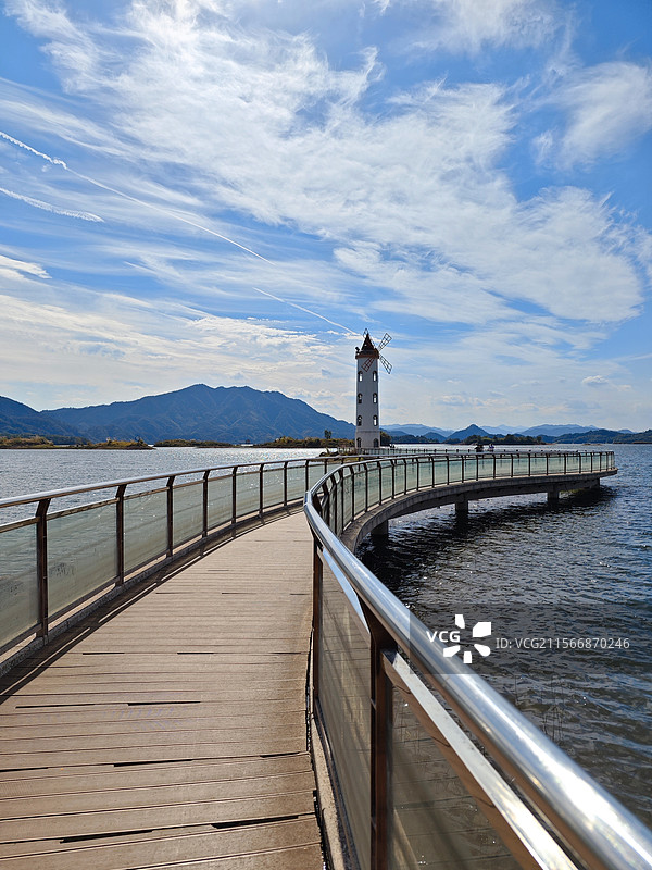 杭州市淳安县千岛湖灯塔，啤酒小镇旁有一条延伸到千岛湖的水上观光栈道图片素材
