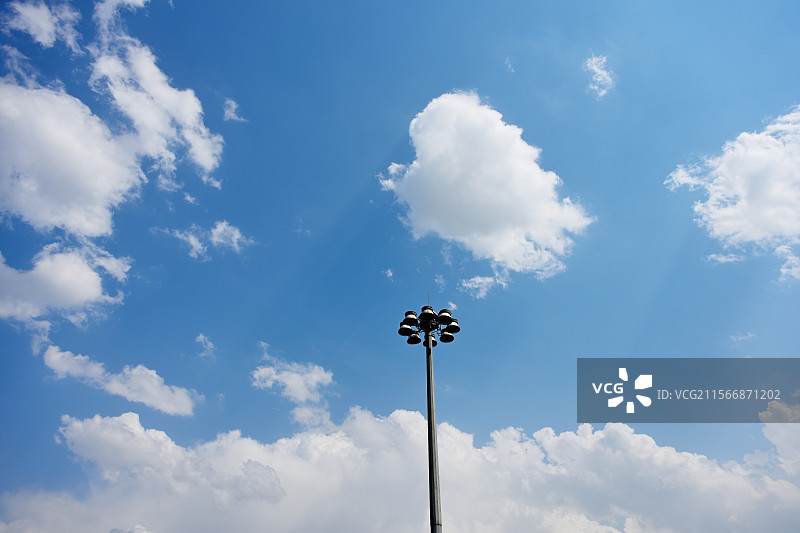 蓝天白云下的路灯，纯净画面，背景，上海虹桥高铁站下雨前后拍摄图片素材