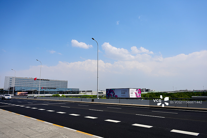 蓝天白云下的道路和路灯，纯净画面，背景，上海虹桥高铁站下雨前后拍摄图片素材