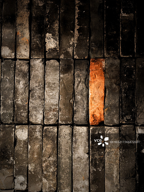 灰海沉浮千篇律，一抹赤色破局来在秩序中做一块会呼吸的红砖，藏锋于稳，破局于新图片素材