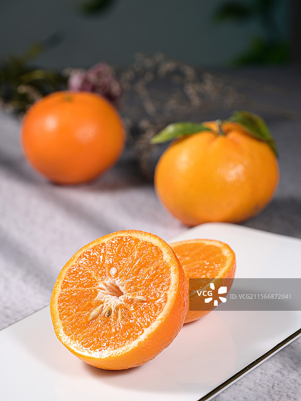 新鲜饱满多汁的沃柑切片特写图片素材