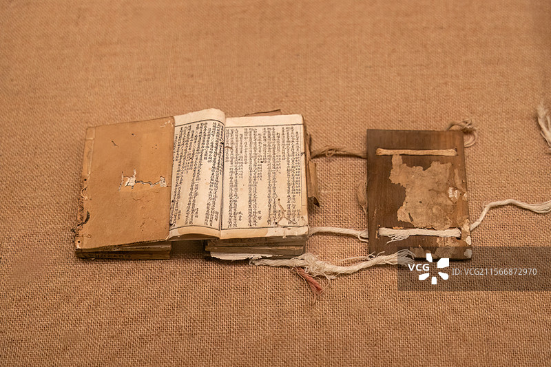湖南省长沙市开福寺展览的破损的巾箱本古籍图片素材