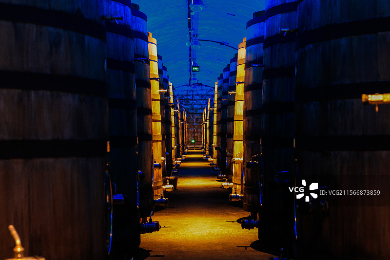 张裕酒文化博物馆地下酒窖的大橡木桶图片素材