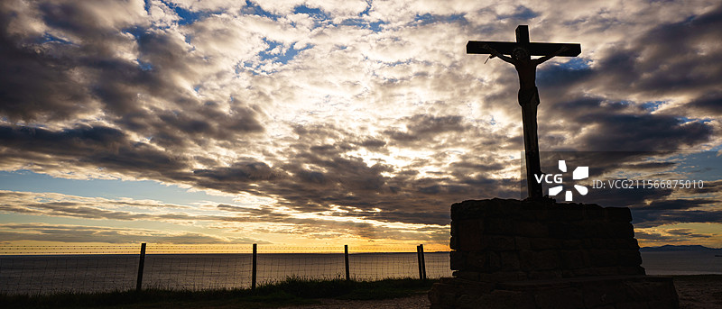 Cross at seashore图片素材