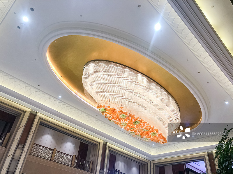 中国室内家具拍摄主题，豪华酒店天花板上悬挂的吊灯，室内无人图像摄影图片素材