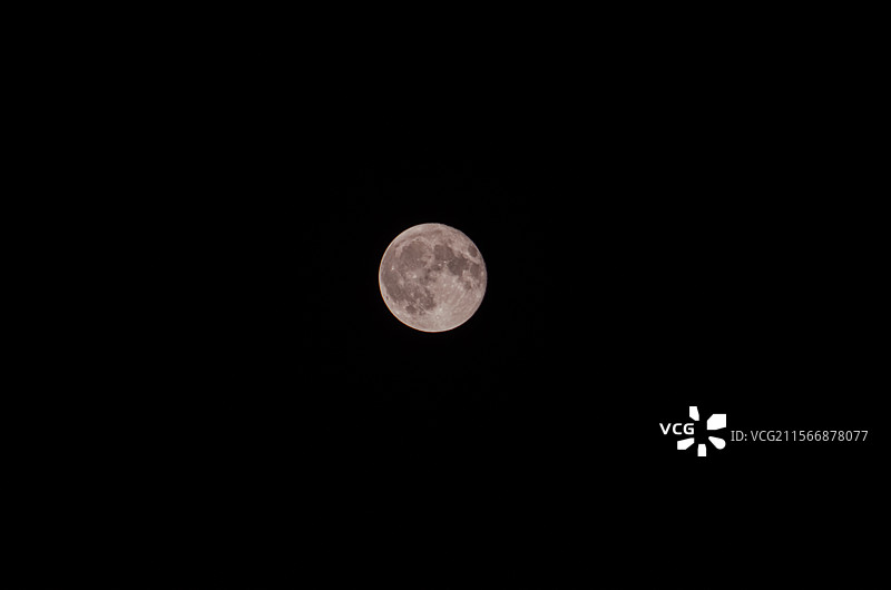 中国宇宙天文拍摄主题，超级月亮血月特写和巨大的陨石坑，户外夜晚无人图像摄影图片素材