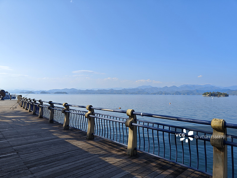 千岛湖江滨文化主题公园湖边步道眺望千岛湖中心湖区，杭州淳安县千岛湖风光图片素材