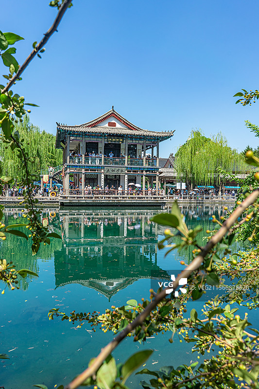 中国5A级旅游景区拍摄主题，山东济南五龙潭公园园林，龙潭观鱼宫殿和池塘风光，户外白昼无人图像摄影图片素材