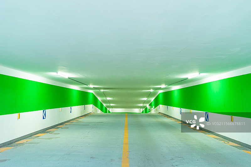 中国城市交通拍摄主题，地下停车场地下车库入口出口的通道和两侧蓝色箭头标志，室内白昼无人图像摄影图片素材