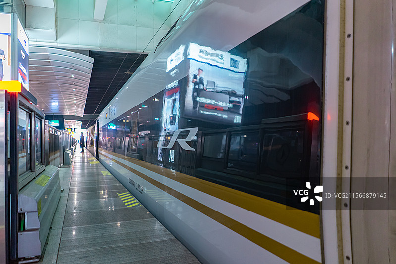 中国城市交通拍摄主题，国内火车交通公共设施，北京南站高速列车侧面视角月台站台，室内无人图像摄影图片素材