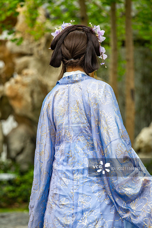 四川省绵阳市户外女性中国风背影，旗袍，时尚，美女图片素材