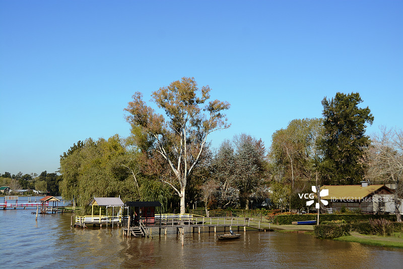 南美阿根廷阿根廷 布宜诺斯艾利斯水域风光游船大树小屋异国风景图片素材