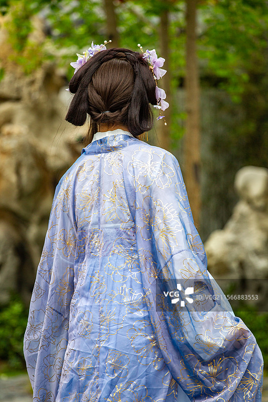 四川省绵阳市户外女性中国风背影，旗袍，时尚，美女图片素材