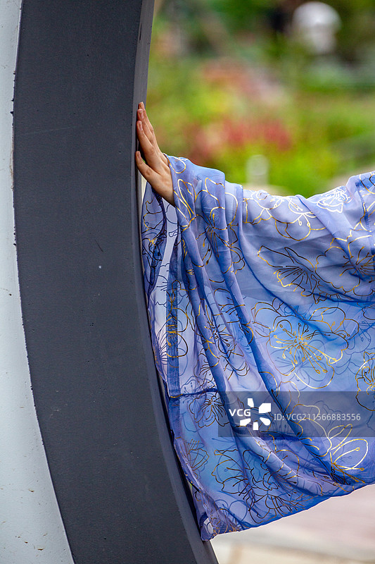 四川省绵阳市户外女性中国风背影，旗袍，时尚，美女图片素材