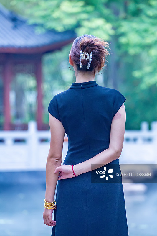 四川省绵阳市户外女性中国风背影，旗袍，时尚，美女图片素材