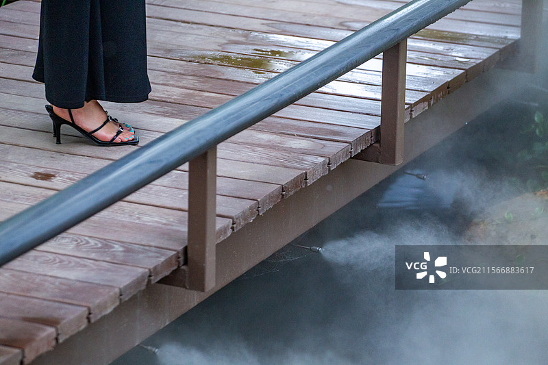 四川省绵阳市户外女性中国风背影，旗袍，时尚，美女图片素材