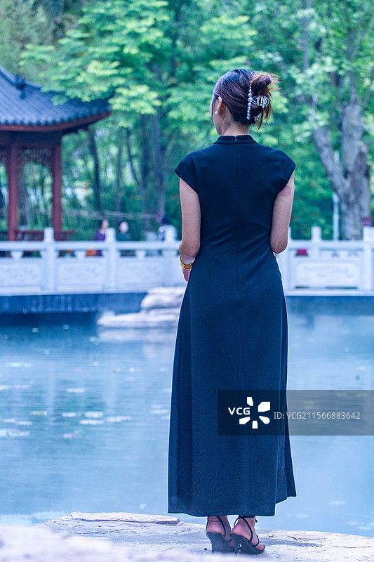 四川省绵阳市户外女性中国风背影，旗袍，时尚，美女图片素材