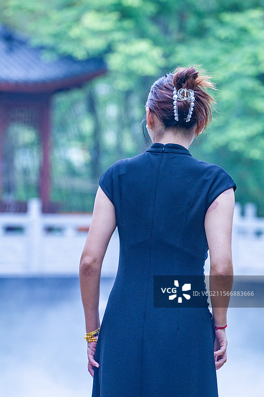 四川省绵阳市户外女性中国风背影，旗袍，时尚，美女图片素材