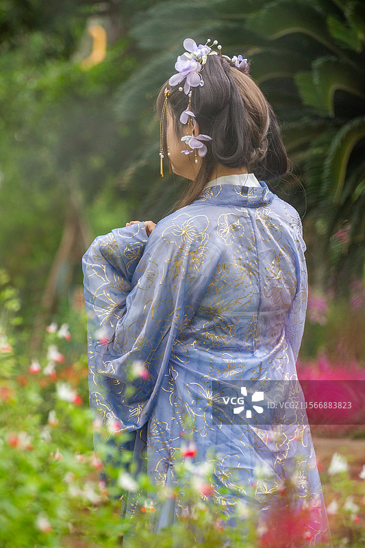 四川省绵阳市户外女性中国风背影，旗袍，时尚，美女图片素材