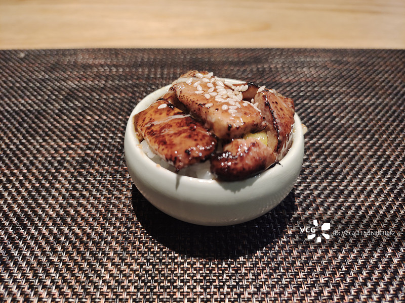 日式炙烤鹅肝一口饭图片素材