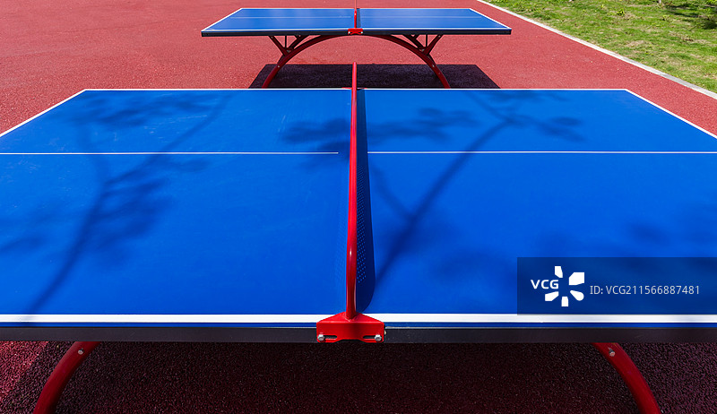 常德鼎城区江南体育公园 体育公园中市民锻炼用乒乓球桌图片素材