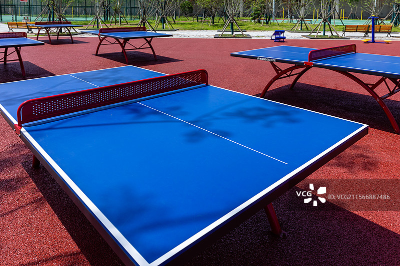常德鼎城区江南体育公园 体育公园中市民锻炼用乒乓球桌图片素材