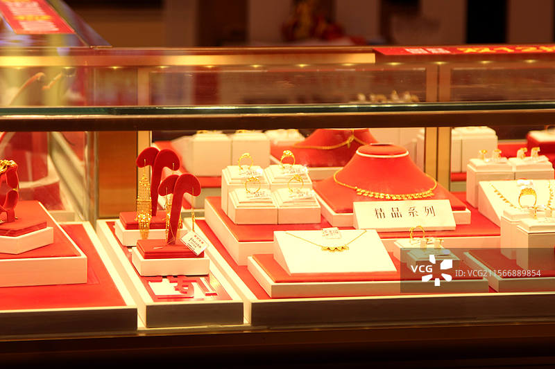 重庆市云阳县的黄金珠宝店黄金饰品，黄金产品，贵金属金店金价老庙黄金六福珠宝老凤祥银楼中华老字号图片素材