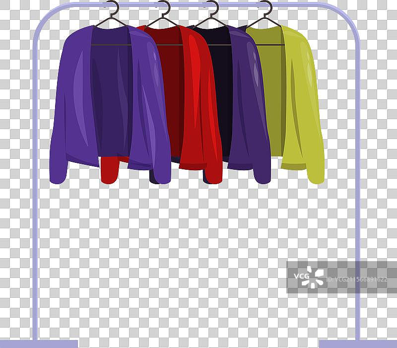 五彩缤纷的衣服挂在服装店的衣架上图片素材