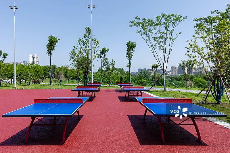 常德江南体育公园中的市民休闲乒乓球台图片素材