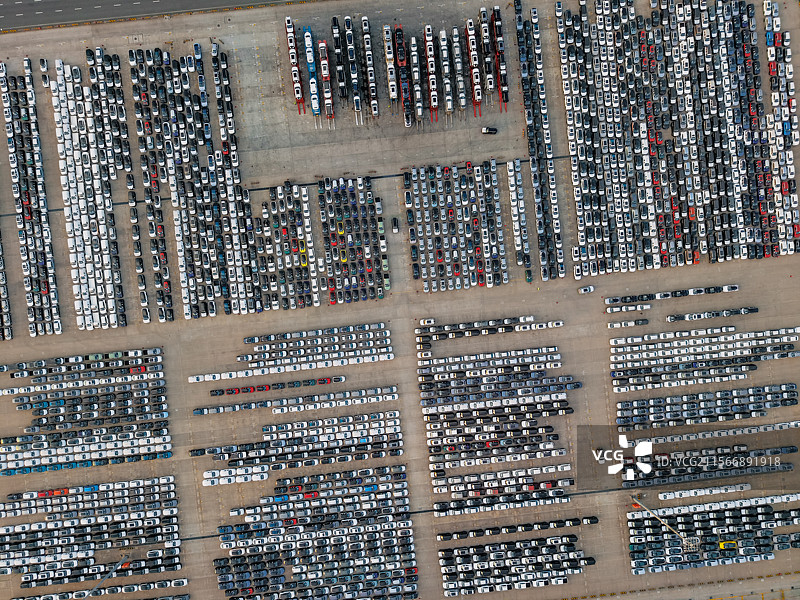 港口待运的汽车矩阵外高桥码头图片素材