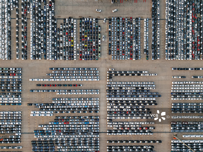 港口待运的汽车矩阵外高桥码头图片素材