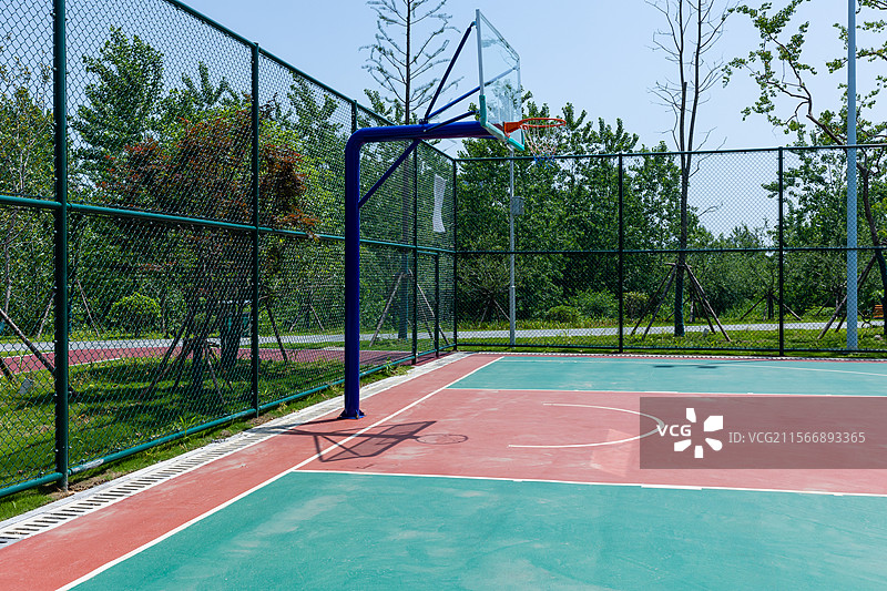 常德江南体育公园中的蓝球场图片素材